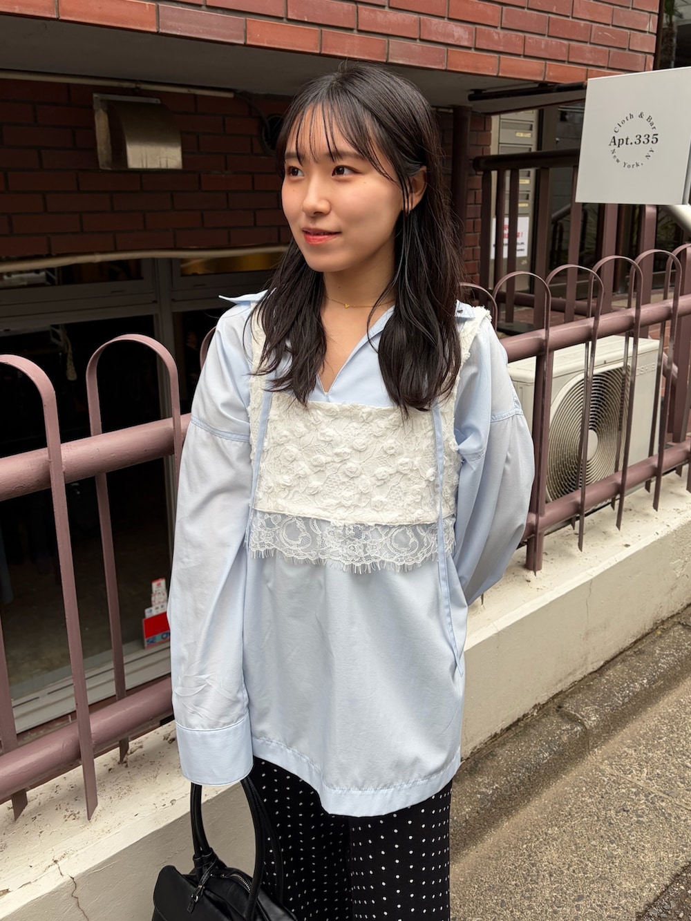 ブラック系のその他パンツ、シルバー系のパンプス、ブルー系のシャツ/ブラウスを着用したレディースの冬コーディネートの2枚目の写真