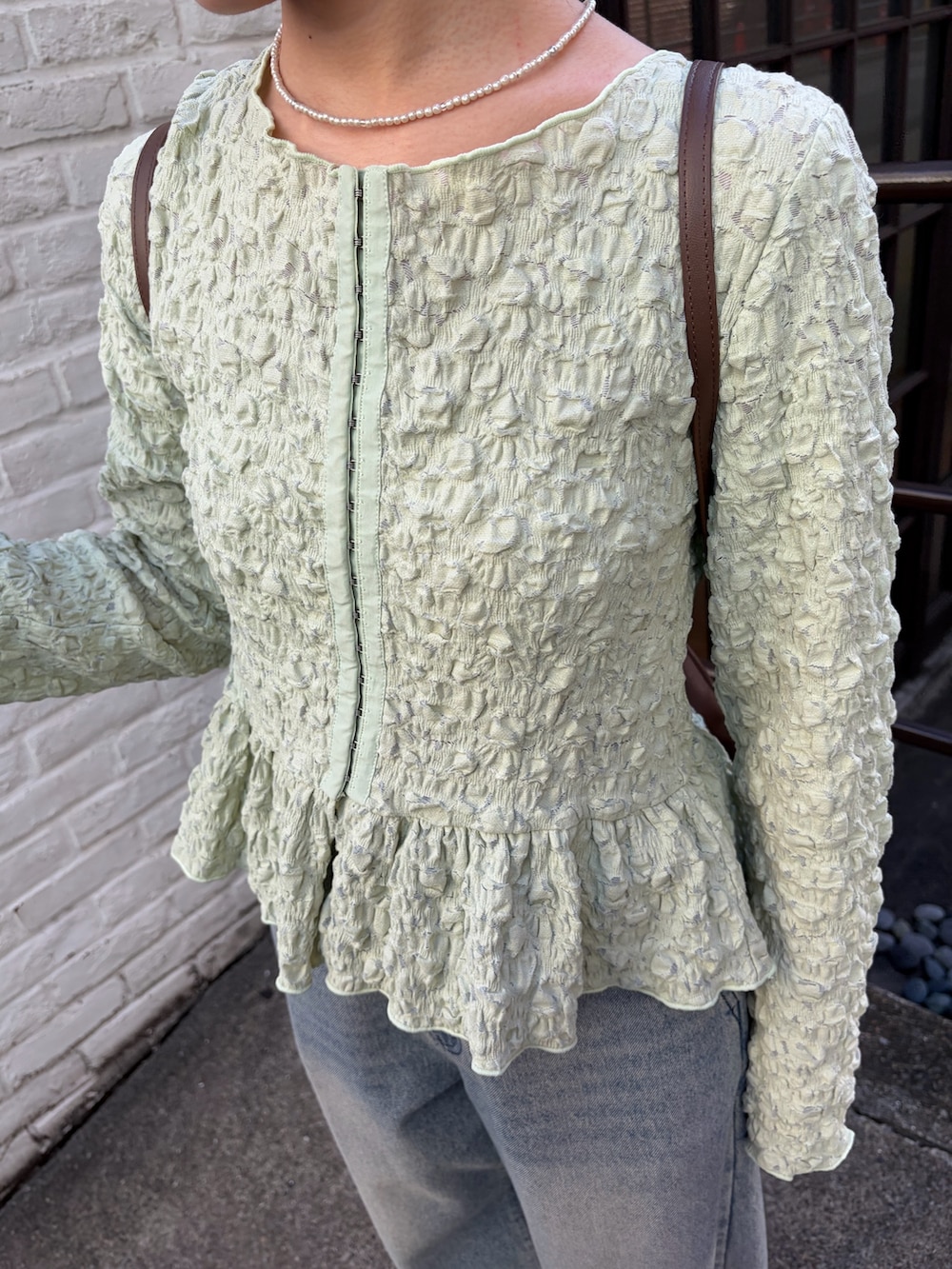 グリーン系のシャツ/ブラウス、イエロー系のトートバッグ、ブルー系のデニムパンツを着用したレディースの冬コーディネートの5枚目の写真