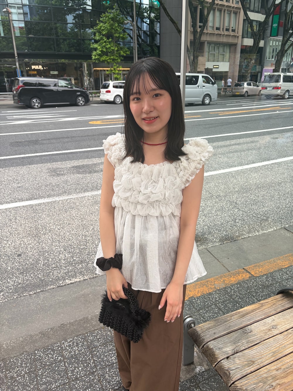 ブラウン系のその他パンツ、ブラック系のパンプス、ブラック系のトートバッグを着用したレディースの春コーディネートの2枚目の写真