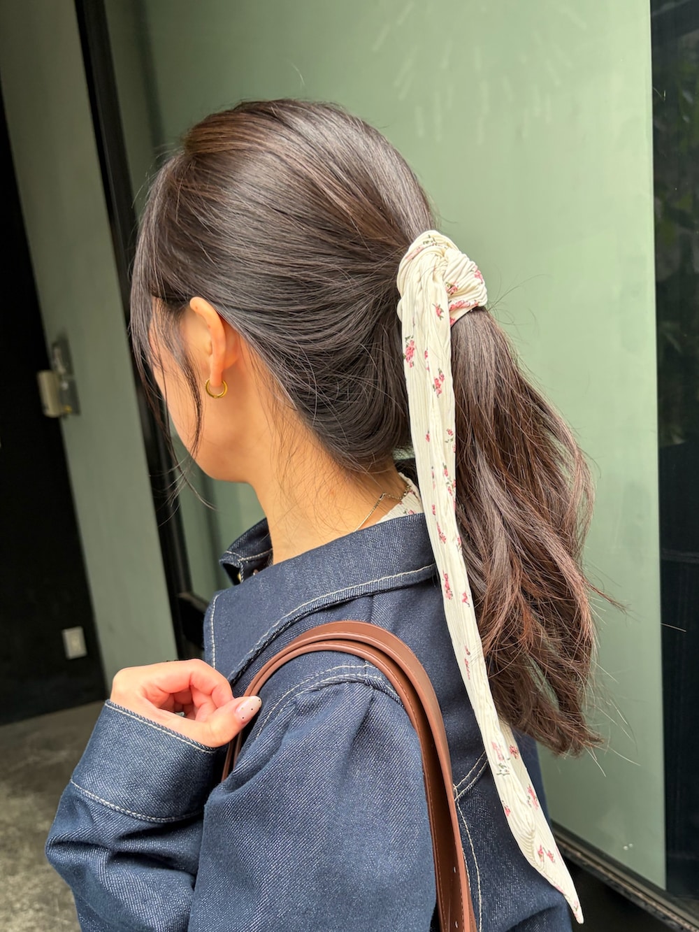 イエロー系のブーツ、ブルー系のブルゾン、ブラウン系のトートバッグを着用したレディースの冬コーディネートの7枚目の写真