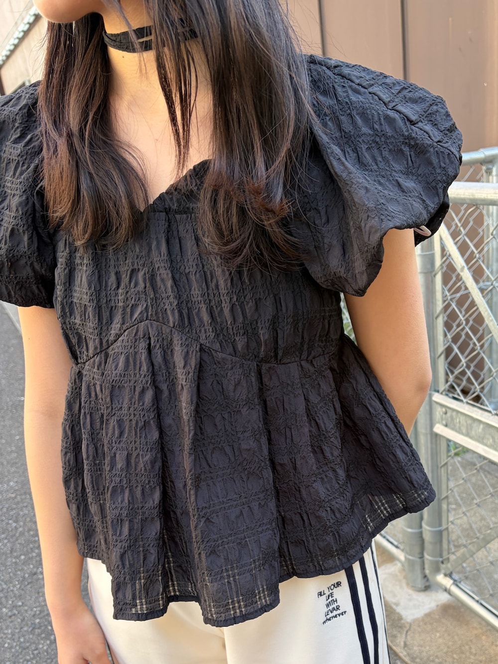 ブラック系のシャツ/ブラウス、ホワイト系のその他パンツ、シルバー系のパンプスを着用したレディースの春コーディネートの3枚目の写真