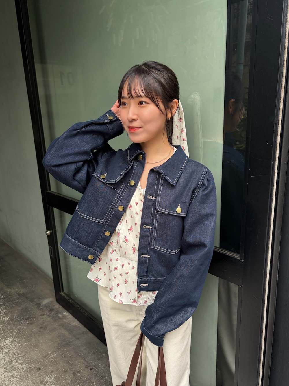 イエロー系のブーツ、ブルー系のブルゾン、ブラウン系のトートバッグを着用したレディースの冬コーディネートの3枚目の写真