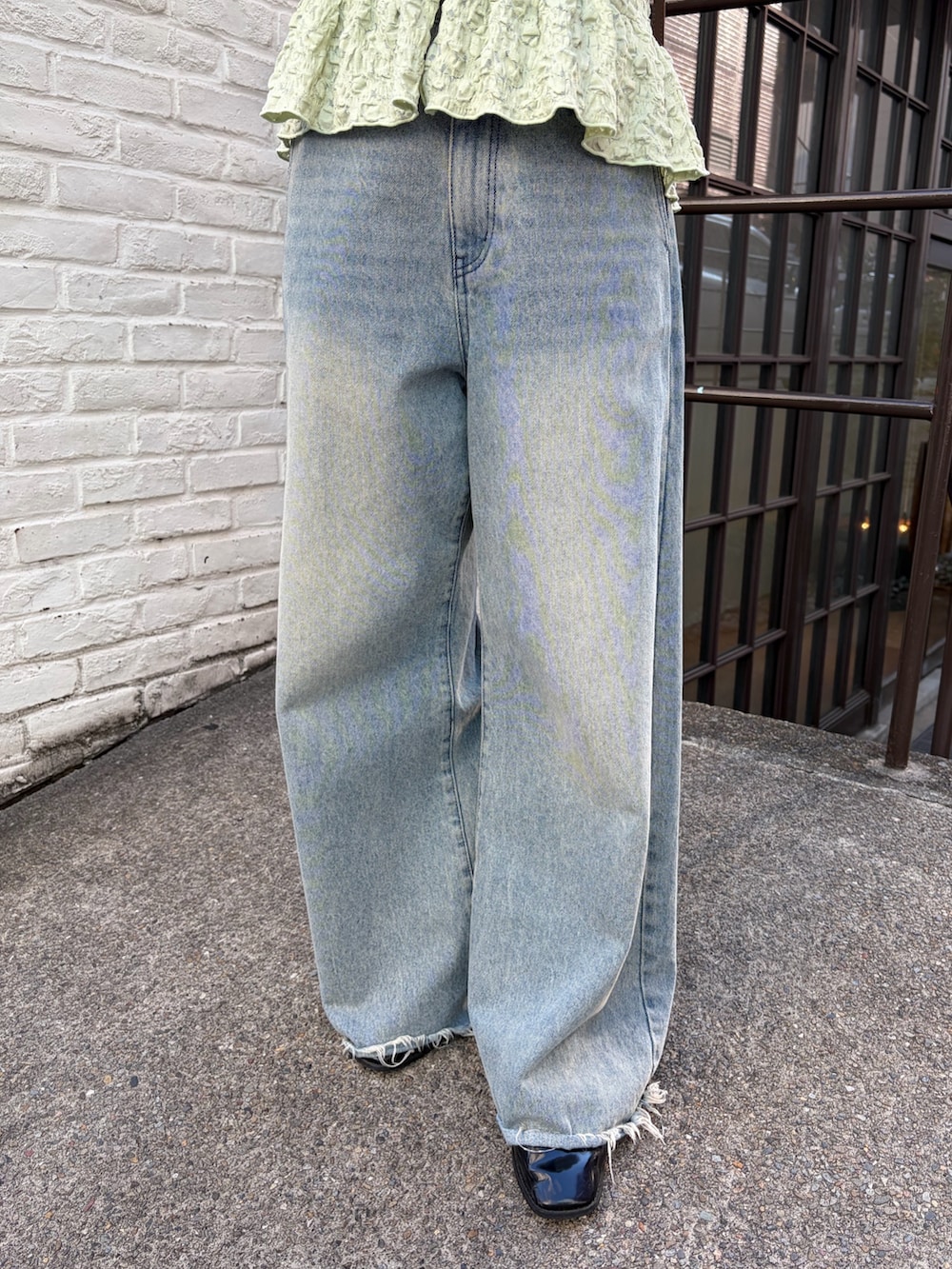 グリーン系のシャツ/ブラウス、イエロー系のトートバッグ、ブルー系のデニムパンツを着用したレディースの冬コーディネートの6枚目の写真