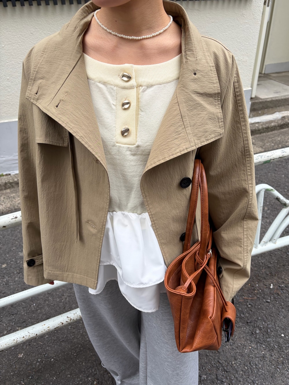 グレー系のスウェットパンツ、ブラウン系のブーツ、イエロー系のトートバッグを着用したレディースの冬コーディネートの5枚目の写真