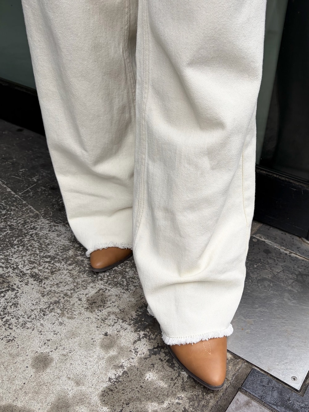 イエロー系のブーツ、ブルー系のブルゾン、ブラウン系のトートバッグを着用したレディースの冬コーディネートの5枚目の写真