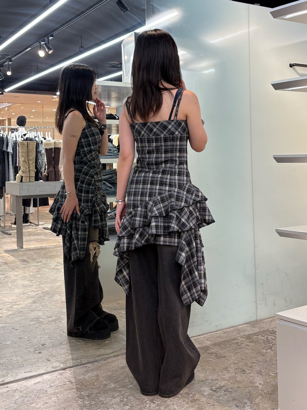 ブラック系のワンピース、ブラック系のデニムパンツ、ブラック系のスリッポンを着用したレディースの夏コーディネートの3枚目の写真