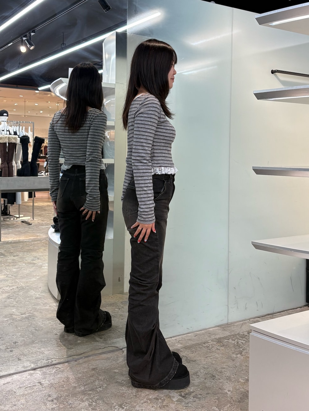 グレー系のTシャツ/カットソー、ブラック系のデニムパンツ、ブラック系のスリッポンを着用したレディースの秋コーディネートの2枚目の写真