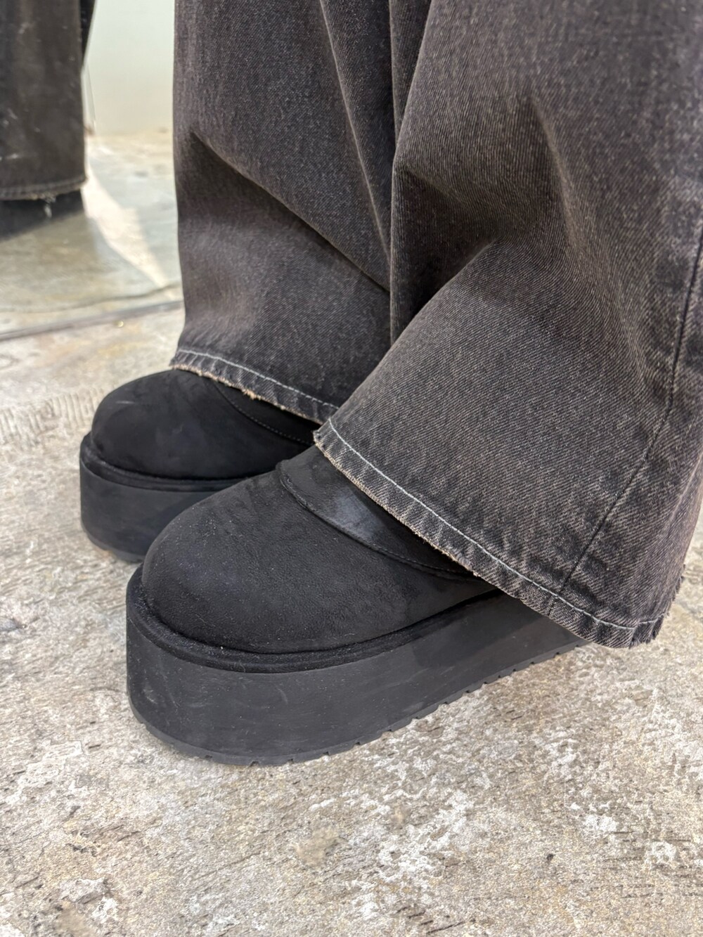ブラック系のワンピース、ブラック系のデニムパンツ、ブラック系のスリッポンを着用したレディースの夏コーディネートの6枚目の写真