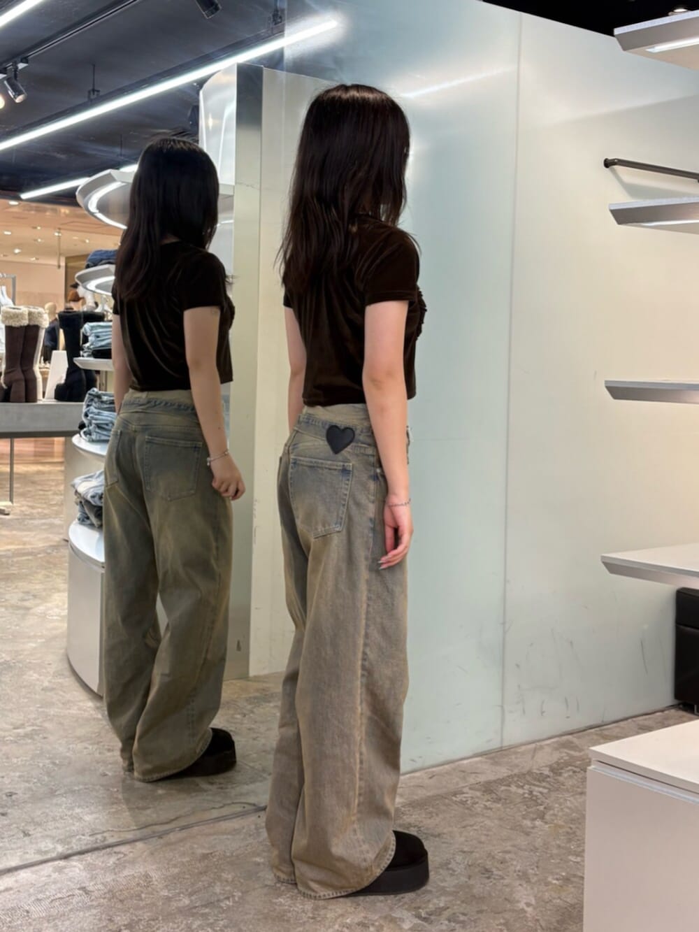 ブラウン系のデニムパンツ、ブラウン系のTシャツ/カットソー、ブラック系のスリッポンを着用したレディースの夏コーディネートの2枚目の写真
