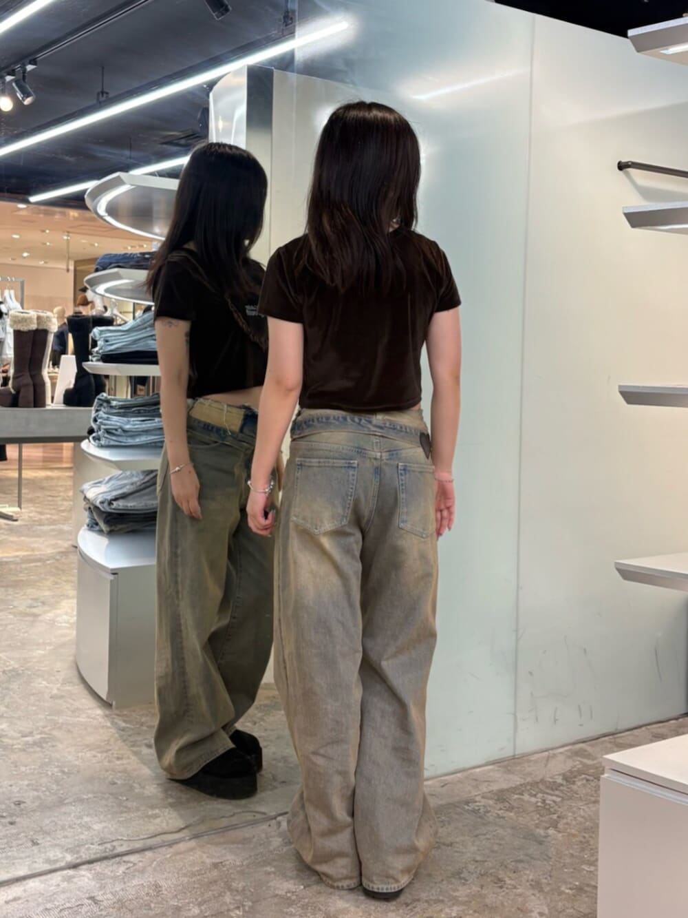 ブラウン系のデニムパンツ、ブラウン系のTシャツ/カットソー、ブラック系のスリッポンを着用したレディースの夏コーディネートの3枚目の写真