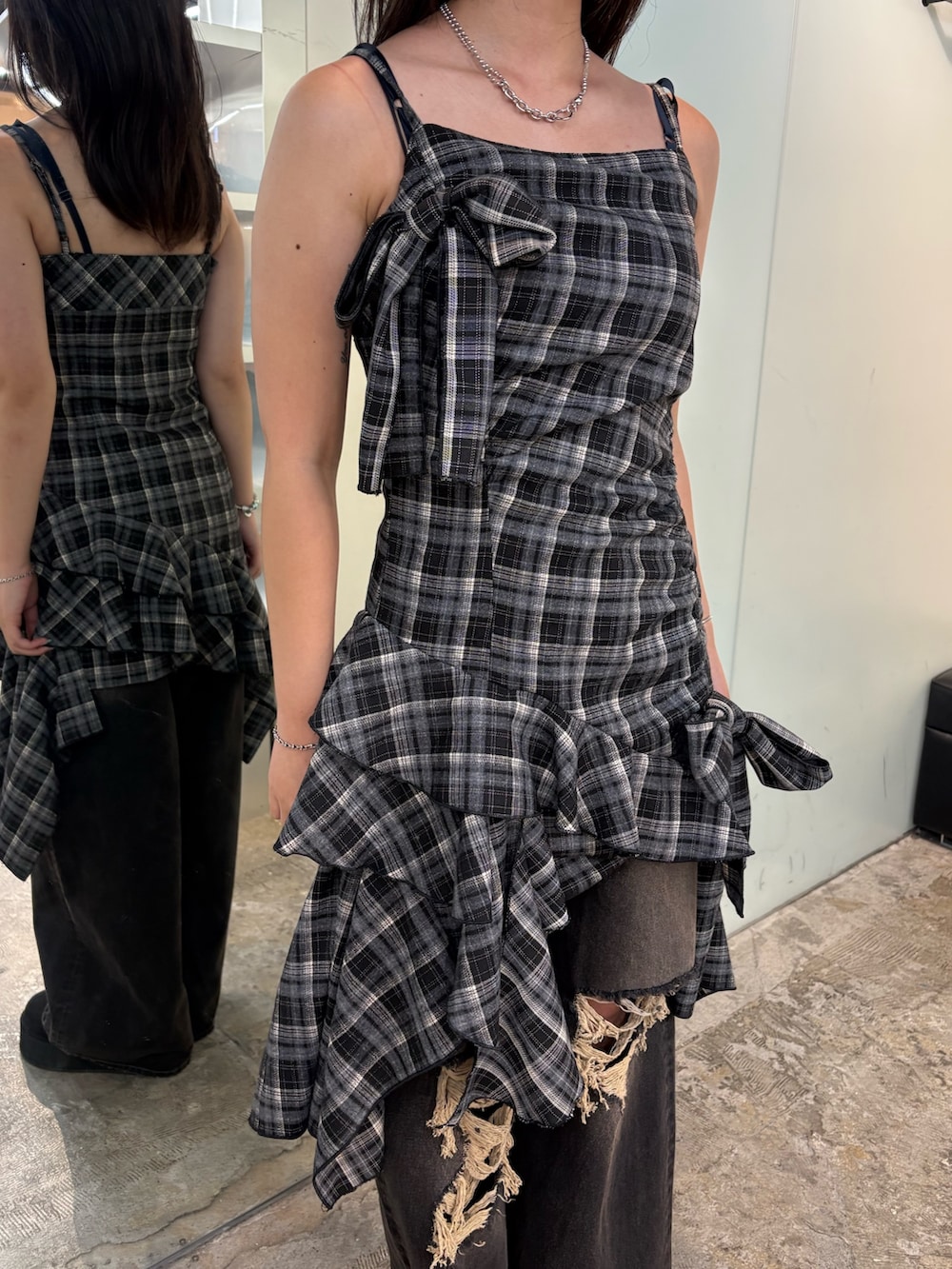 ブラック系のワンピース、ブラック系のデニムパンツ、ブラック系のスリッポンを着用したレディースの夏コーディネートの4枚目の写真