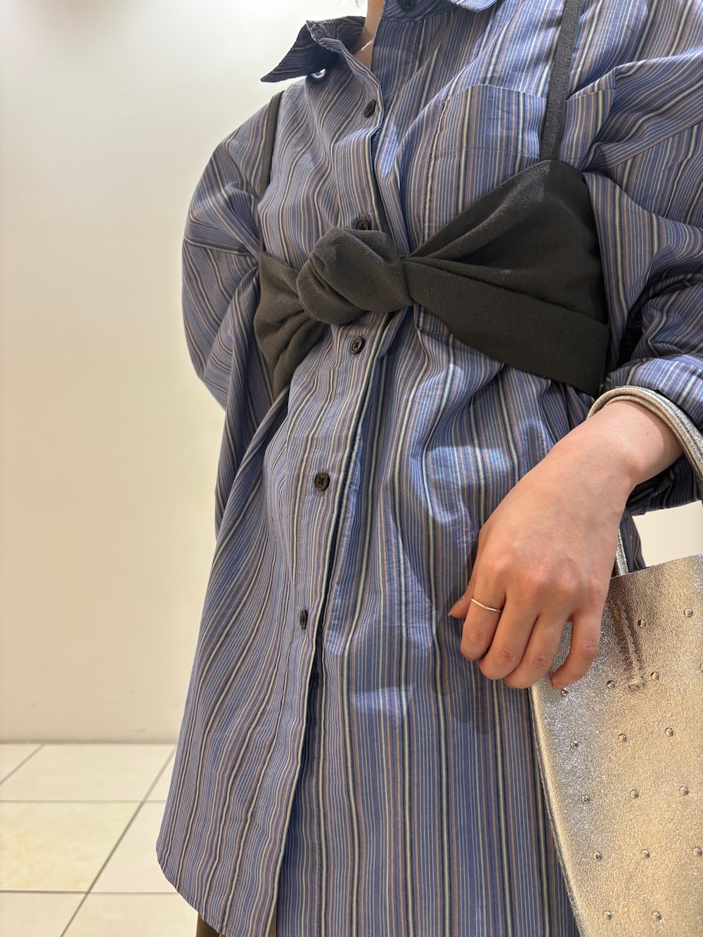 その他のシャツ/ブラウス、グレー系のキャミソール、ブラウン系のスカートを着用したレディースの春コーディネートの5枚目の写真