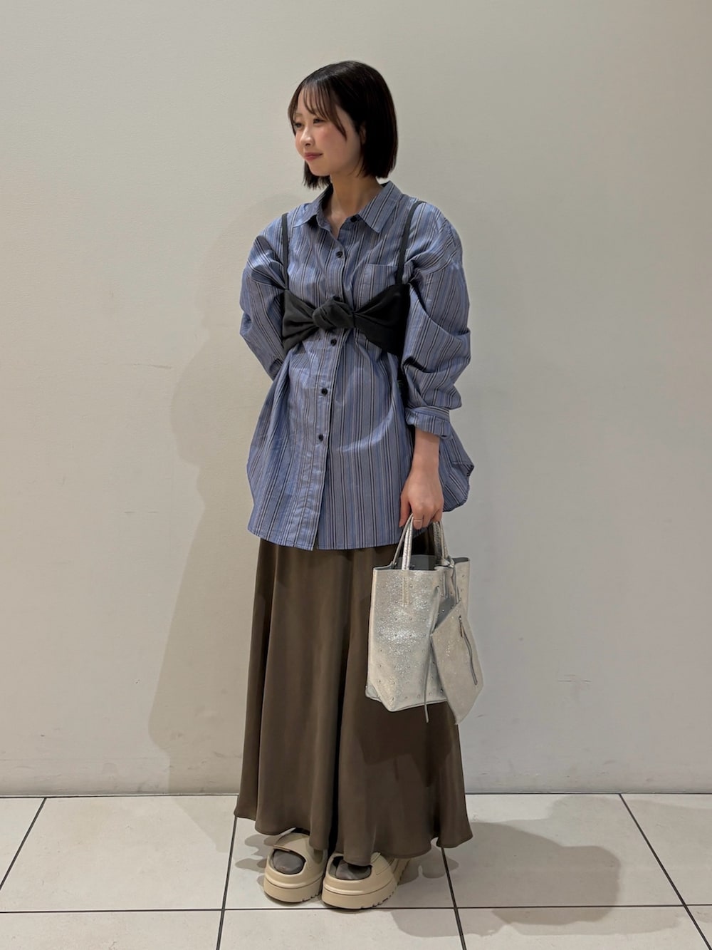 その他のシャツ/ブラウス、グレー系のキャミソール、ブラウン系のスカートを着用したレディースの春コーディネートの2枚目の写真