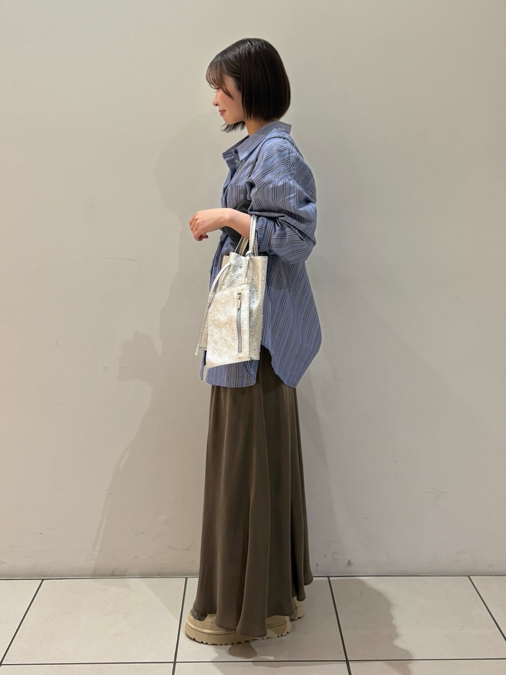 その他のシャツ/ブラウス、グレー系のキャミソール、ブラウン系のスカートを着用したレディースの春コーディネートの3枚目の写真