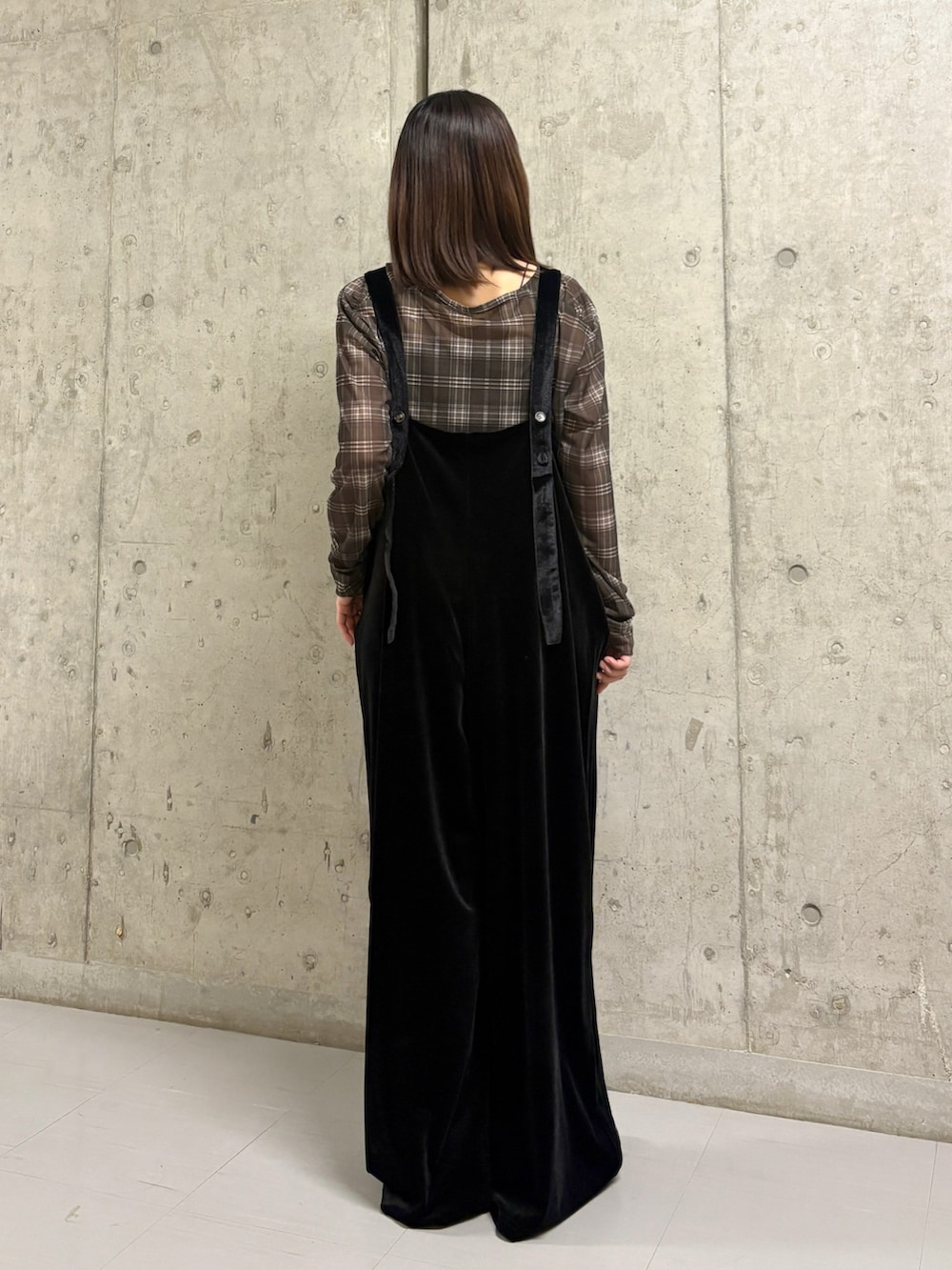 ブラック系のその他パンツ、グリーン系のTシャツ/カットソーを着用したレディースの秋コーディネートの3枚目の写真