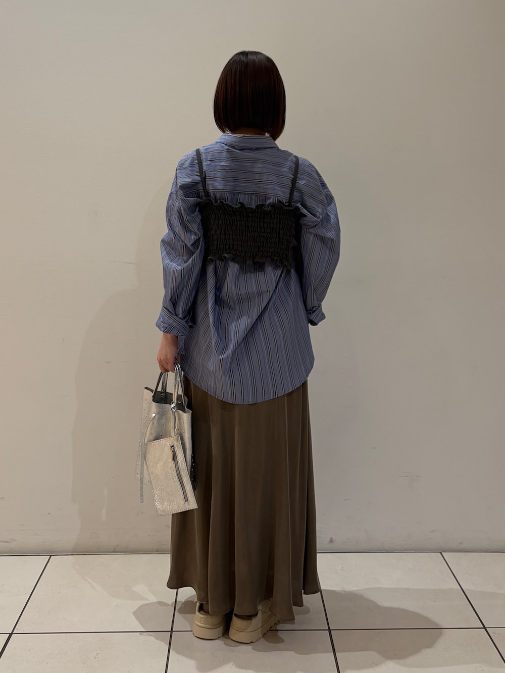 その他のシャツ/ブラウス、グレー系のキャミソール、ブラウン系のスカートを着用したレディースの春コーディネートの4枚目の写真