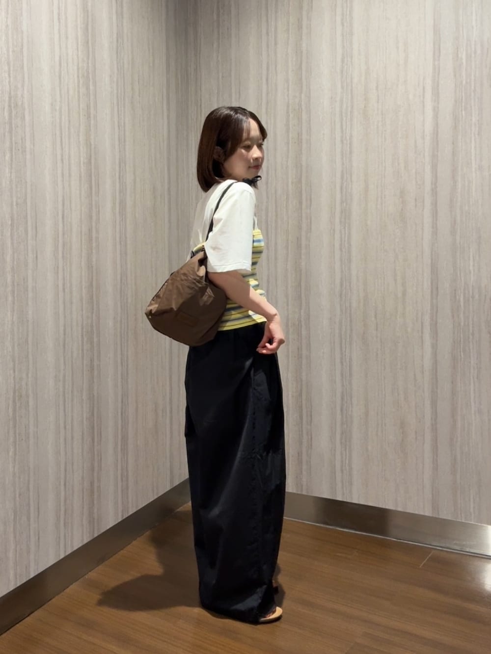 ホワイト系のTシャツ/カットソー、イエロー系のチューブトップ、ブラック系のその他パンツを着用したレディースの夏コーディネートの3枚目の写真