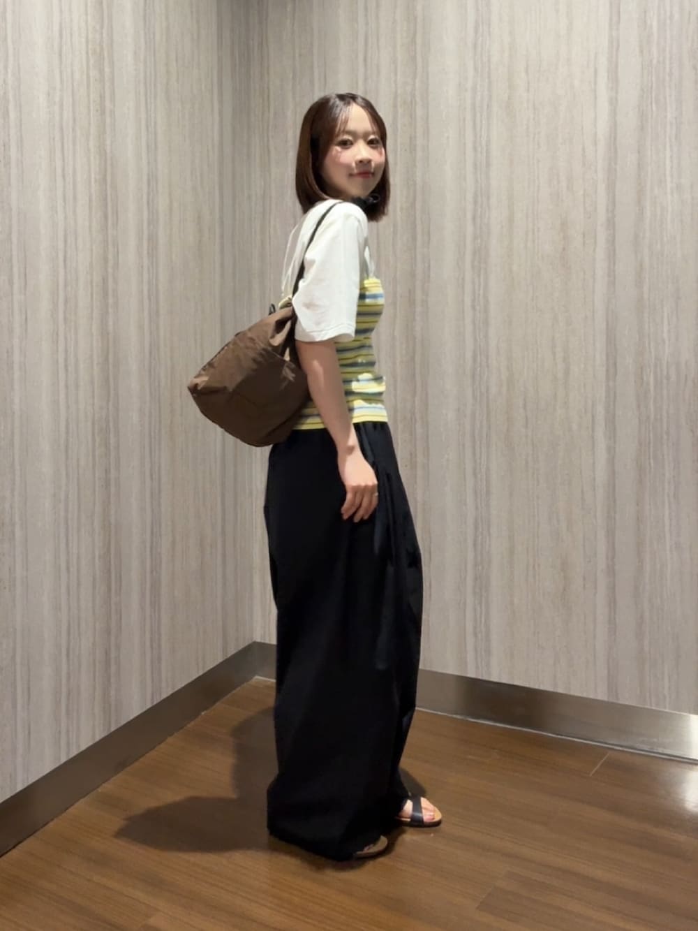 ホワイト系のTシャツ/カットソー、イエロー系のチューブトップ、ブラック系のその他パンツを着用したレディースの夏コーディネートの2枚目の写真