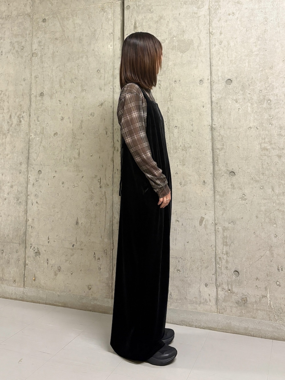 ブラック系のその他パンツ、グリーン系のTシャツ/カットソーを着用したレディースの秋コーディネートの2枚目の写真