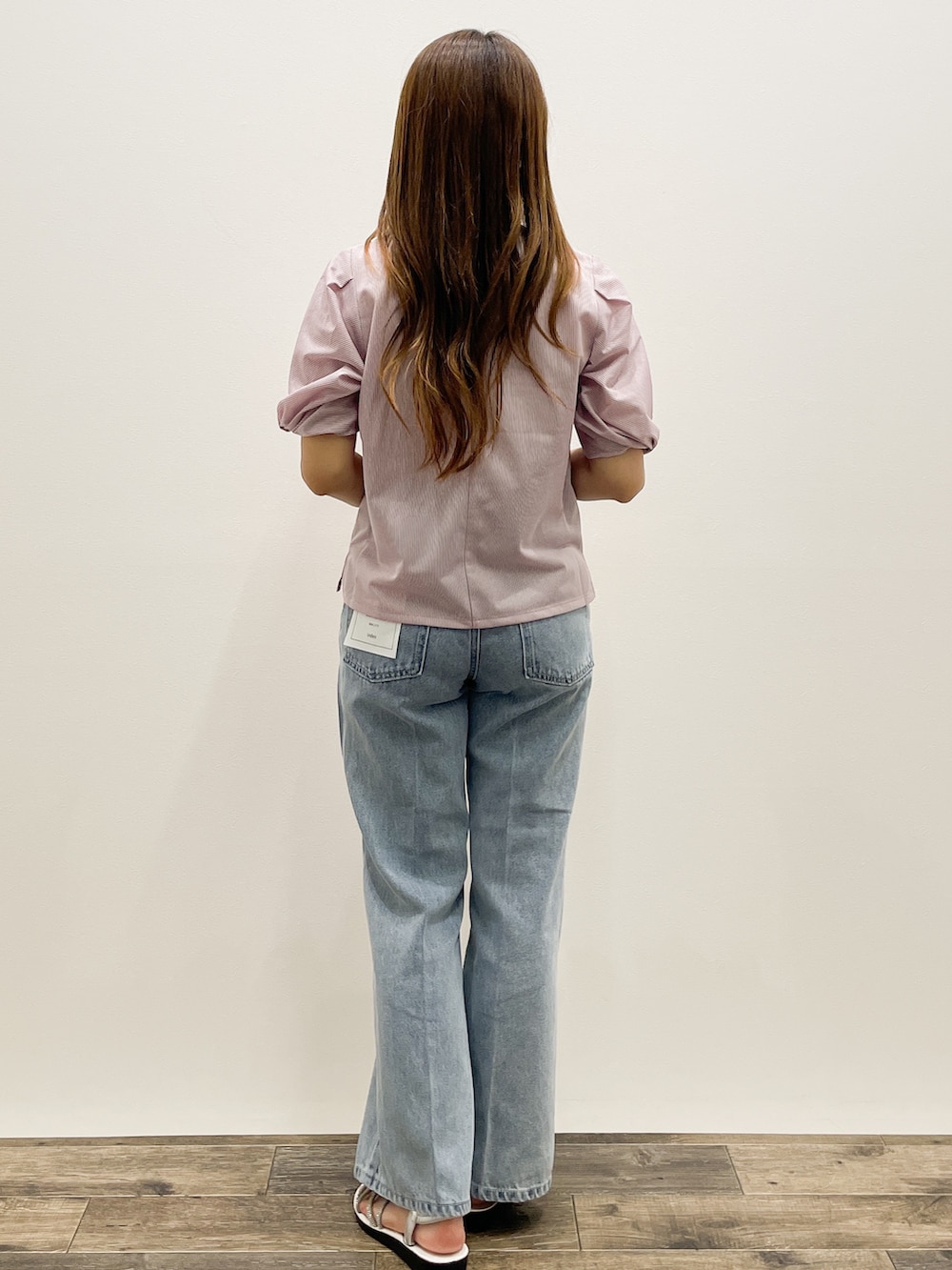 ピンク系のTシャツ/カットソー、ブルー系のその他パンツ、ホワイト系のトートバッグを着用したレディースの夏コーディネートの4枚目の写真