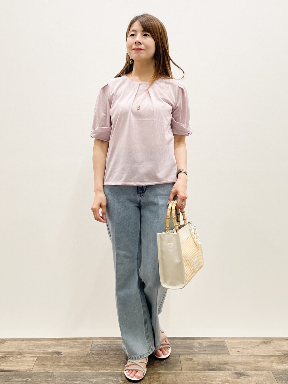ピンク系のTシャツ/カットソー、ブルー系のその他パンツ、ホワイト系のトートバッグを着用したレディースの夏コーディネートの9枚目の写真