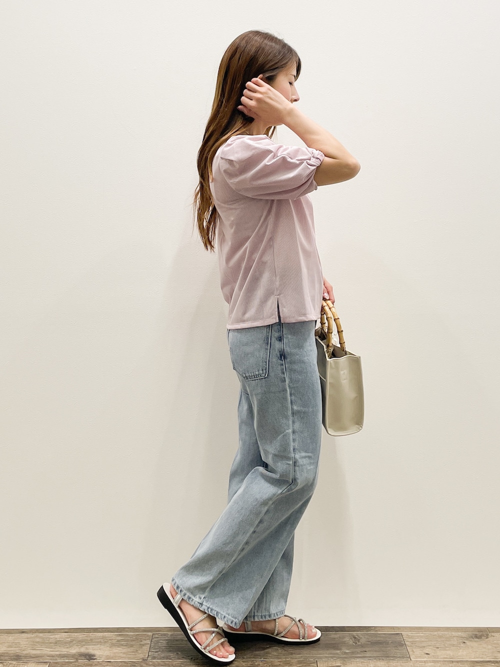 ピンク系のTシャツ/カットソー、ブルー系のその他パンツ、ホワイト系のトートバッグを着用したレディースの夏コーディネートの6枚目の写真