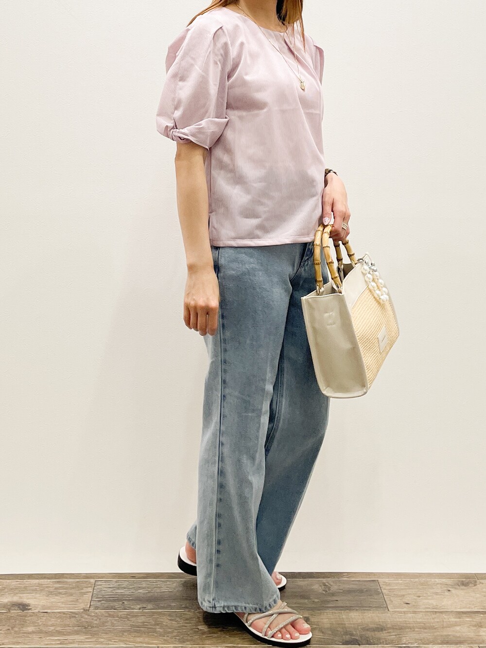 ピンク系のTシャツ/カットソー、ブルー系のその他パンツ、ホワイト系のトートバッグを着用したレディースの夏コーディネートの7枚目の写真