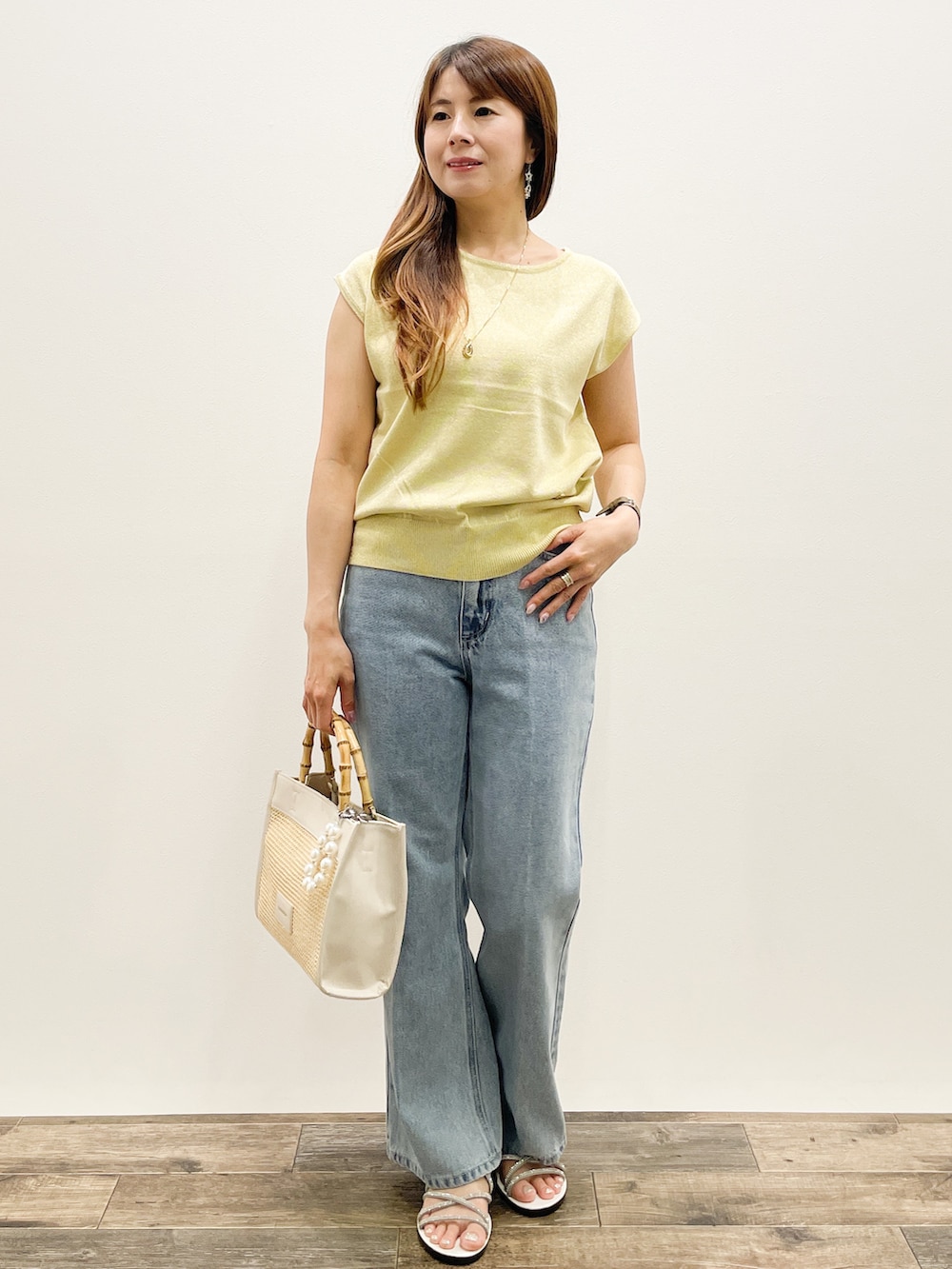 ピンク系のTシャツ/カットソー、ブルー系のその他パンツ、ホワイト系のトートバッグを着用したレディースの夏コーディネートの10枚目の写真