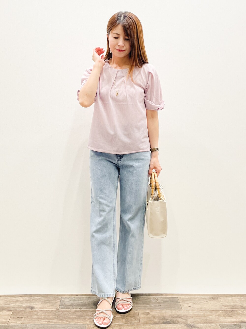 ピンク系のTシャツ/カットソー、ブルー系のその他パンツ、ホワイト系のトートバッグを着用したレディースの夏コーディネートの8枚目の写真