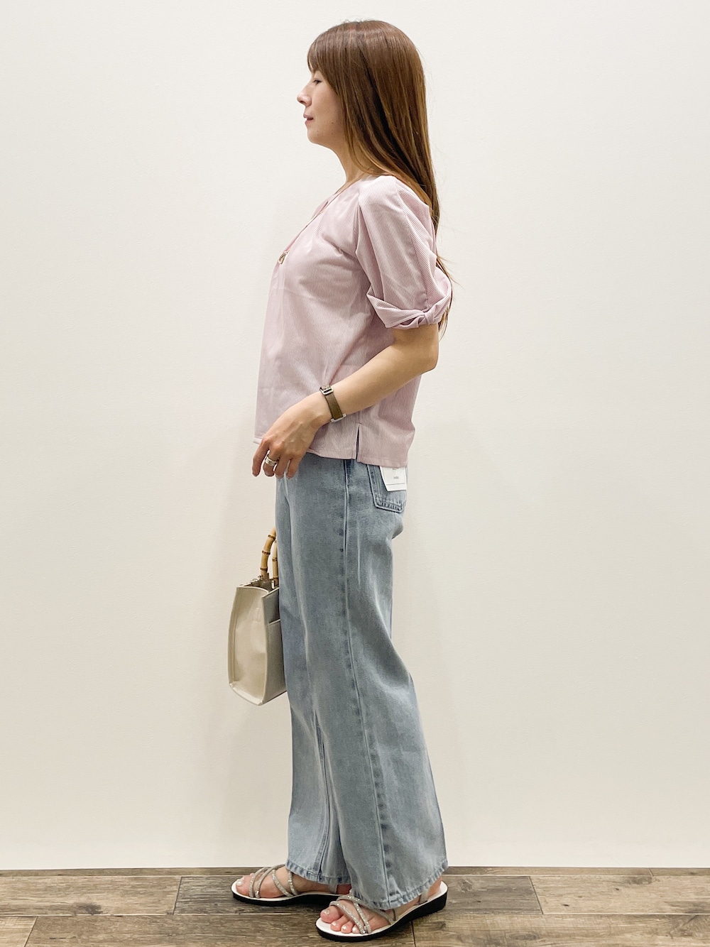 ピンク系のTシャツ/カットソー、ブルー系のその他パンツ、ホワイト系のトートバッグを着用したレディースの夏コーディネートの3枚目の写真
