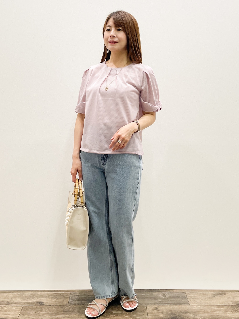 ピンク系のTシャツ/カットソー、ブルー系のその他パンツ、ホワイト系のトートバッグを着用したレディースの夏コーディネートの2枚目の写真