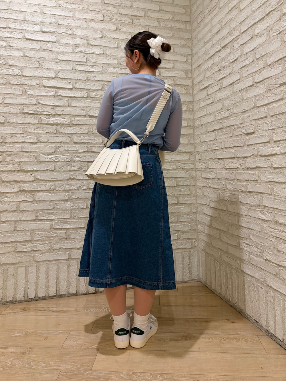 ブルー系のスカート、ブルー系のTシャツ/カットソー、ホワイト系のカーディガン/ボレロを着用したレディースの春コーディネートの4枚目の写真