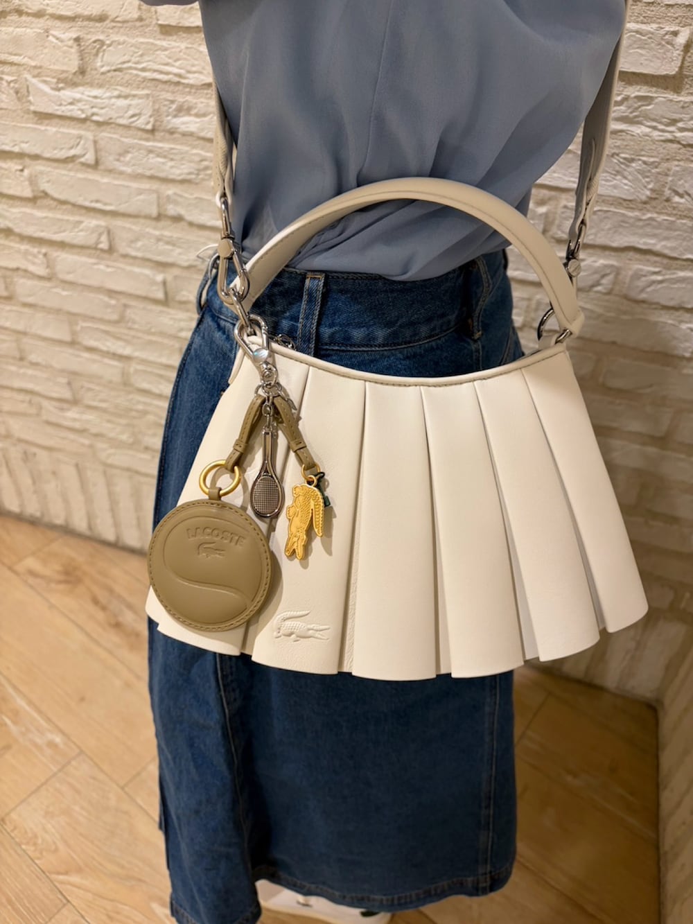 ブルー系のスカート、ブルー系のTシャツ/カットソー、ホワイト系のカーディガン/ボレロを着用したレディースの春コーディネートの5枚目の写真