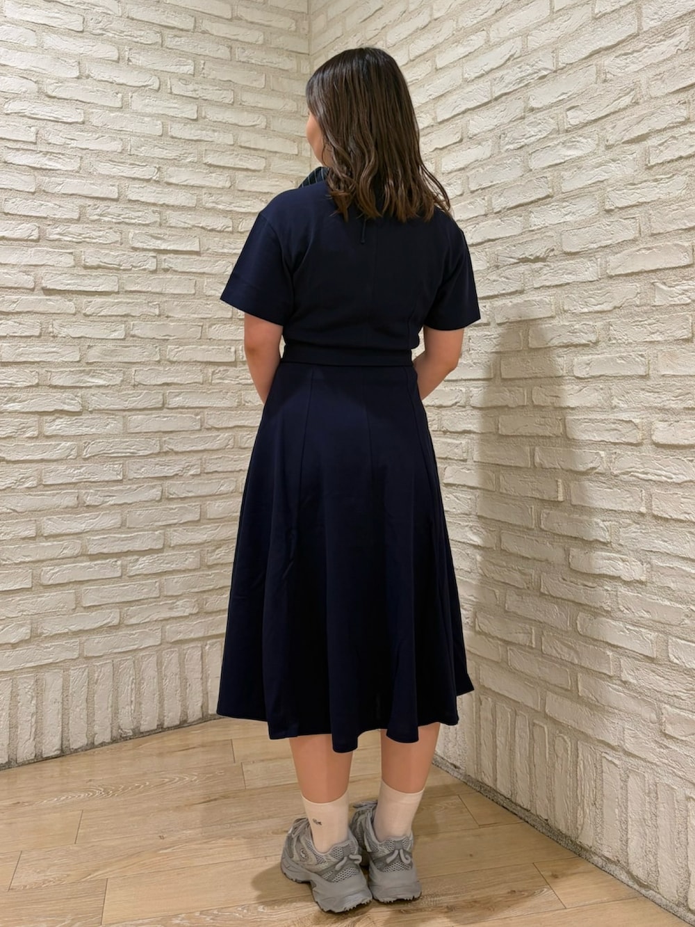 ブルー系のシャツワンピース、ブラック系のショルダーバッグ、ブルー系のバンダナ/スカーフを着用したレディースの春コーディネートの5枚目の写真