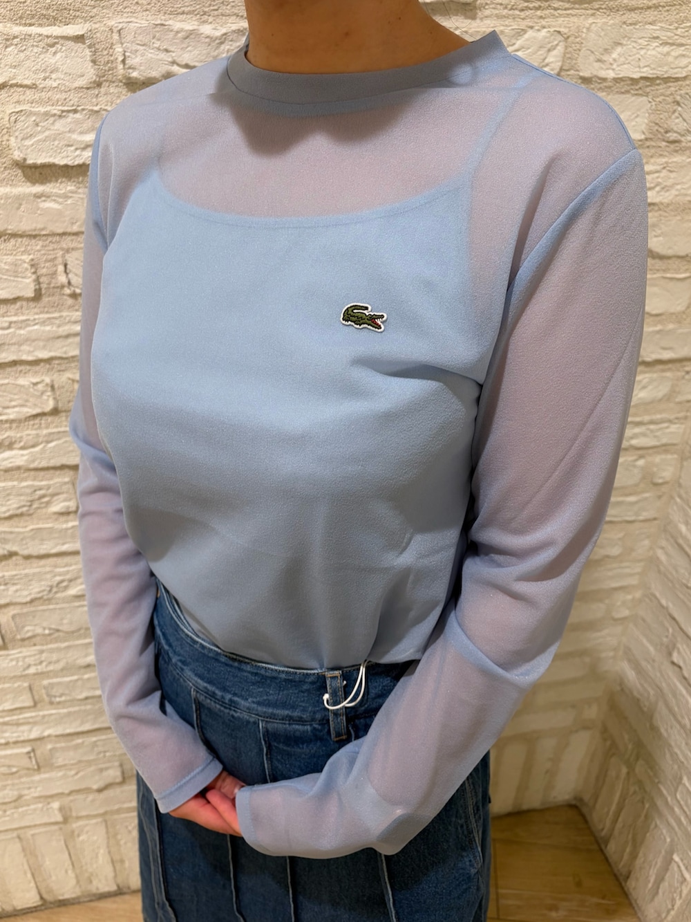 ブルー系のスカート、ブルー系のTシャツ/カットソー、ホワイト系のカーディガン/ボレロを着用したレディースの春コーディネートの3枚目の写真