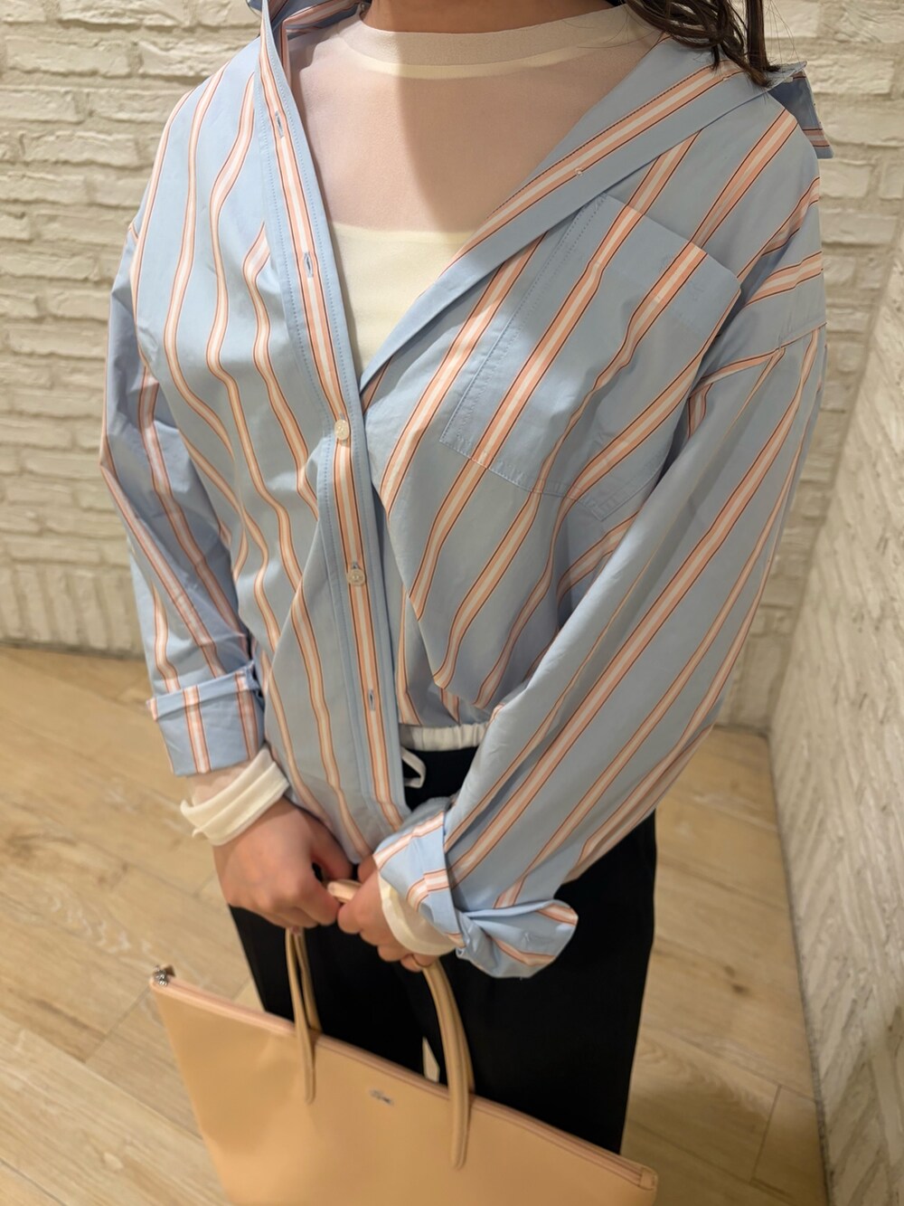 グリーン系のシャツ/ブラウス、ホワイト系のTシャツ/カットソー、ブラック系のその他パンツを着用したレディースの春コーディネートの3枚目の写真