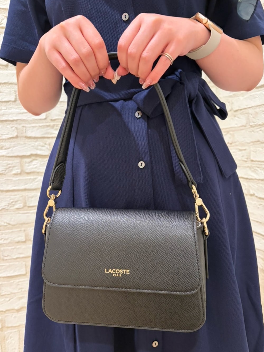 ブルー系のシャツワンピース、ブラック系のショルダーバッグ、ブルー系のバンダナ/スカーフを着用したレディースの春コーディネートの4枚目の写真