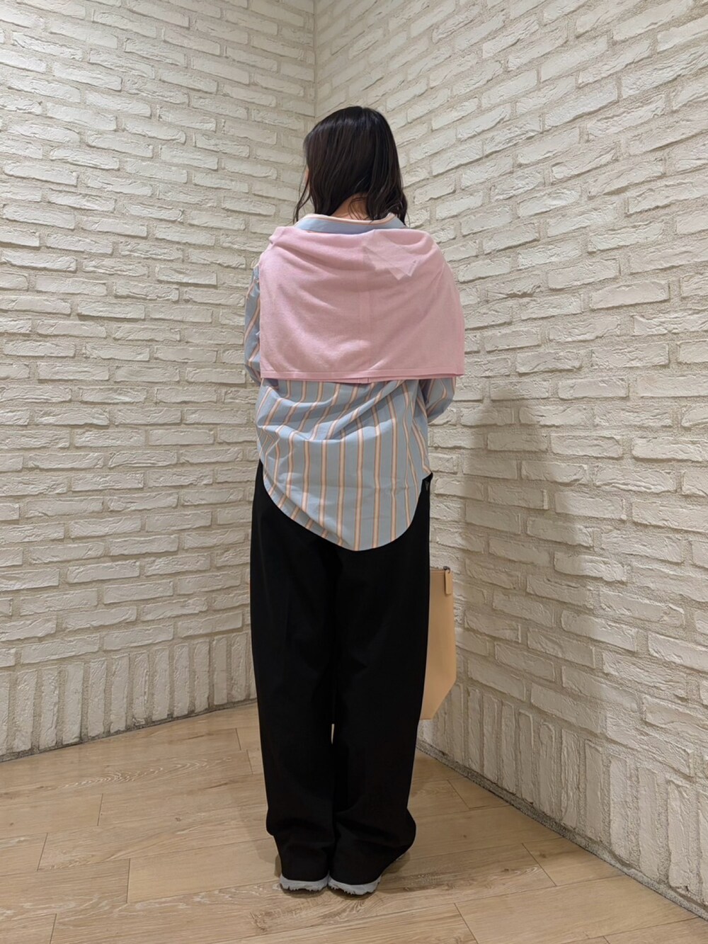 グリーン系のシャツ/ブラウス、ホワイト系のTシャツ/カットソー、ブラック系のその他パンツを着用したレディースの春コーディネートの2枚目の写真