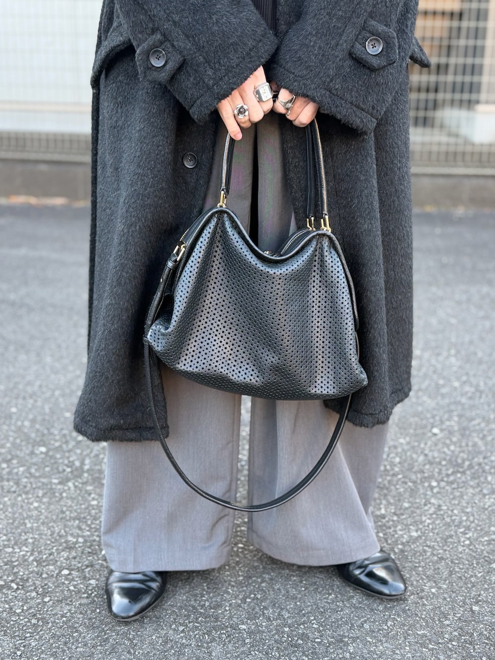 ブラック系のドレスシューズ、グレー系のスラックス、ブラック系のシャツ/ブラウスを着用したメンズの冬コーディネートの4枚目の写真