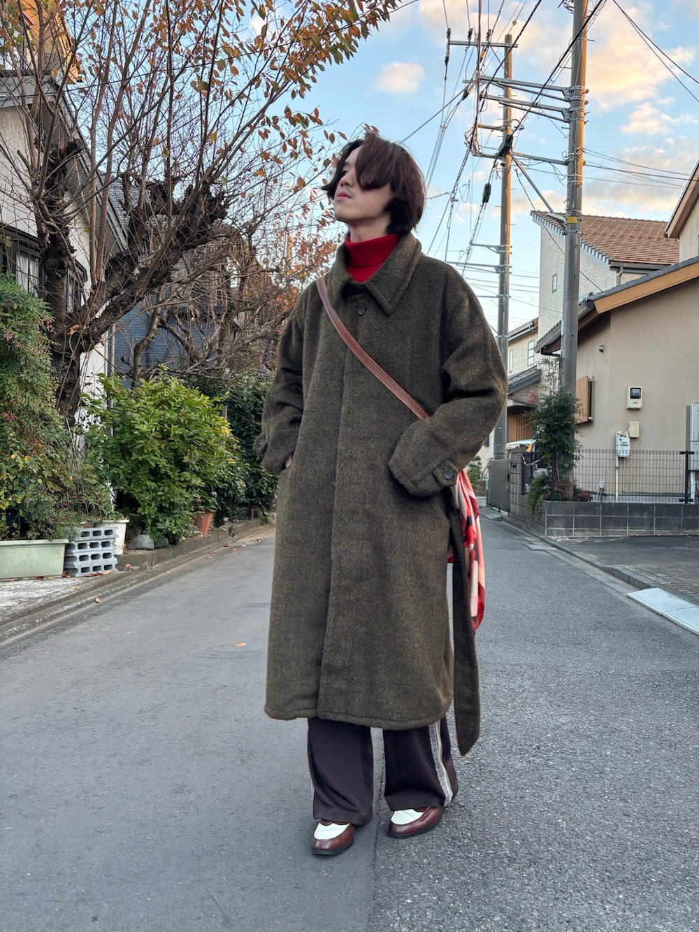 「クリスマスに着たい服、きれいめカジュアル、休日スタイル、冬コーデ、大人コーデ、ゆるコーデ、あったかコーデ、ブラウン、レッド、ニット、タートルネック、ロングコート、トラックパンツ、ローファー、スカーフ」｜「EMMA CLOTHESのサイドラインノルディックパターン ワイドトラックパンツ EMMA CLOTHES 2023AW（その他パンツ、ブラウン系）」を使った、Mashさん（メンズ・180cm）の冬コーディネートの2枚目の写真