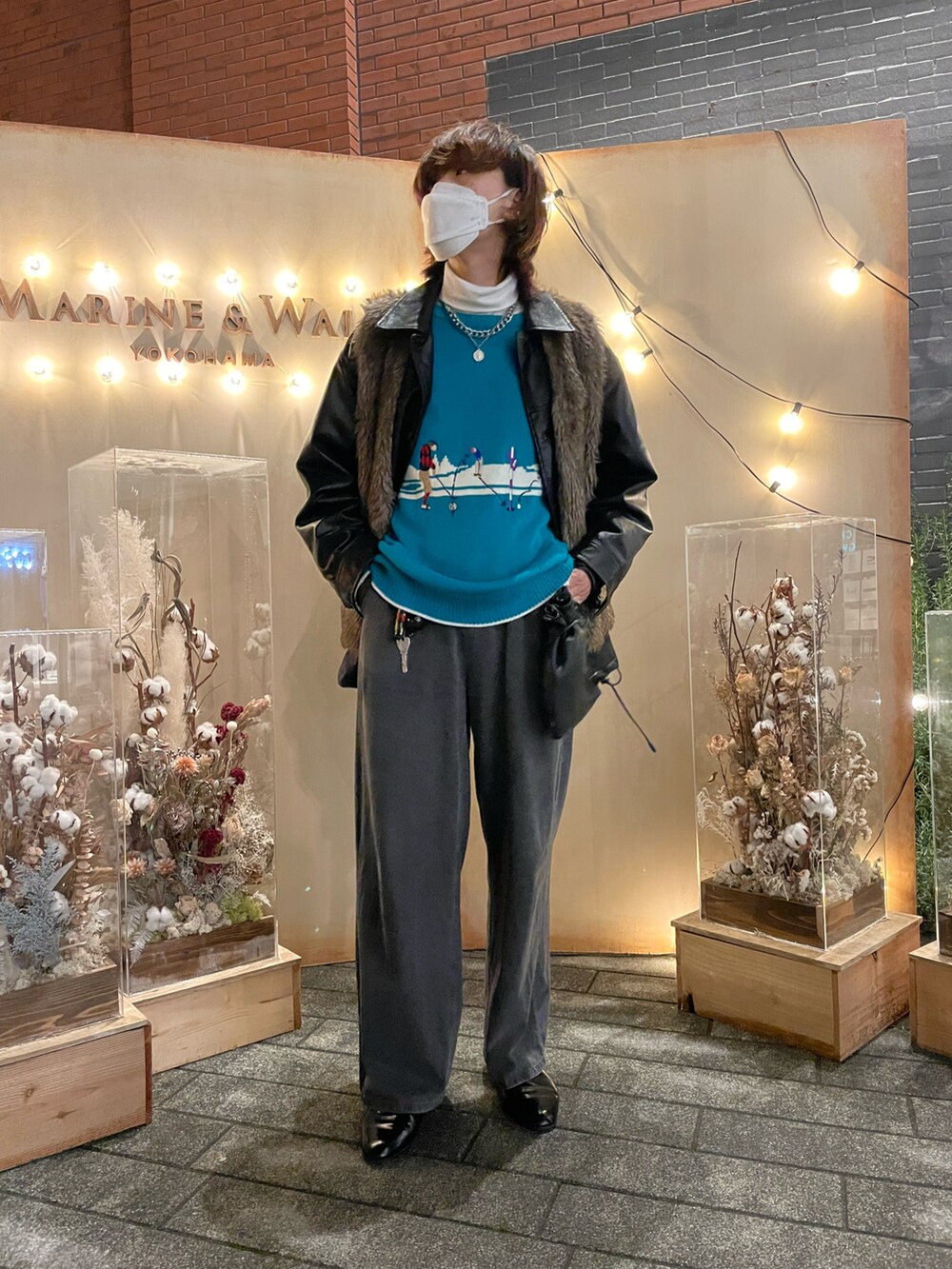 「冬コーデ、冬、デニムパンツ、ワイドパンツ、ローファー、ファーベスト、レザージャケット、ニット、古着ニット、ブルーニット、タートルネック、差し色、SENSEOFPLACE、soerte、FREAK’Ｓ STORE」｜「HARUTAのHARUTA　ハルタ　スポックシューズ　850（ドレスシューズ、ブラック系）」を使った、Mashさん（メンズ・180cm）の冬コーディネートの2枚目の写真