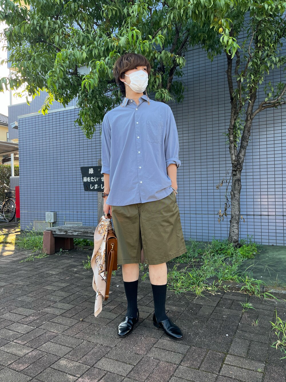 「休日スタイル、休日コーデ、きれいめカジュアル、シンプルコーデ、大人コーデ、プチプラ、アースカラー、夏、夏コーデ、いいね、save、フォローお願いします🤑、お洒落さんとつながりたい、シャツスタイル、ハーフパンツ、ショートパンツ、革靴」｜「HARUTAのHARUTA　ハルタ　スポックシューズ　850（ドレスシューズ、ブラック系）」を使った、Mashさん（メンズ・180cm）の夏コーディネートの2枚目の写真