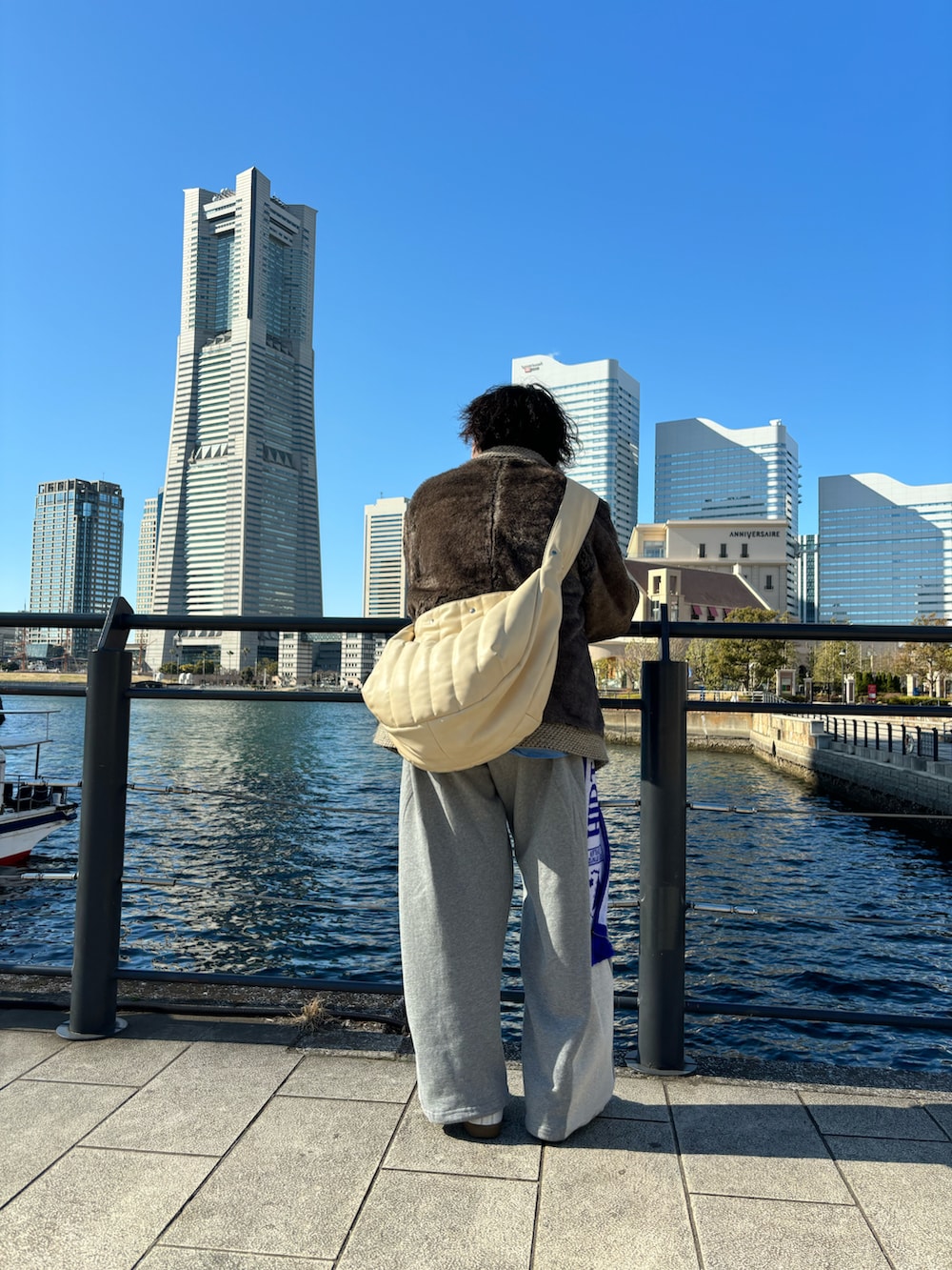 「春コーデ、冬コーデ、カジュアルコーデ、休日スタイル、ビッグシルエット、ラフ、ファーブルゾン、シャツスタイル、スウェット、サッカーマフラー、スカーフ、スニーカー、ジャーマントレーナー、ショルダーバッグ」｜「soerteの3way loose inside out sweat pants/３wayルーズ切り替えスウェットパンツ（スウェットパンツ、グレー系）」を使った、Mashさん（メンズ・180cm）の冬コーディネートの2枚目の写真