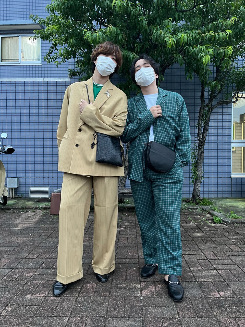 ブラック系のドレスシューズ、イエロー系のスラックス、イエロー系のテーラードジャケットを着用したメンズの夏コーディネートの2枚目の写真