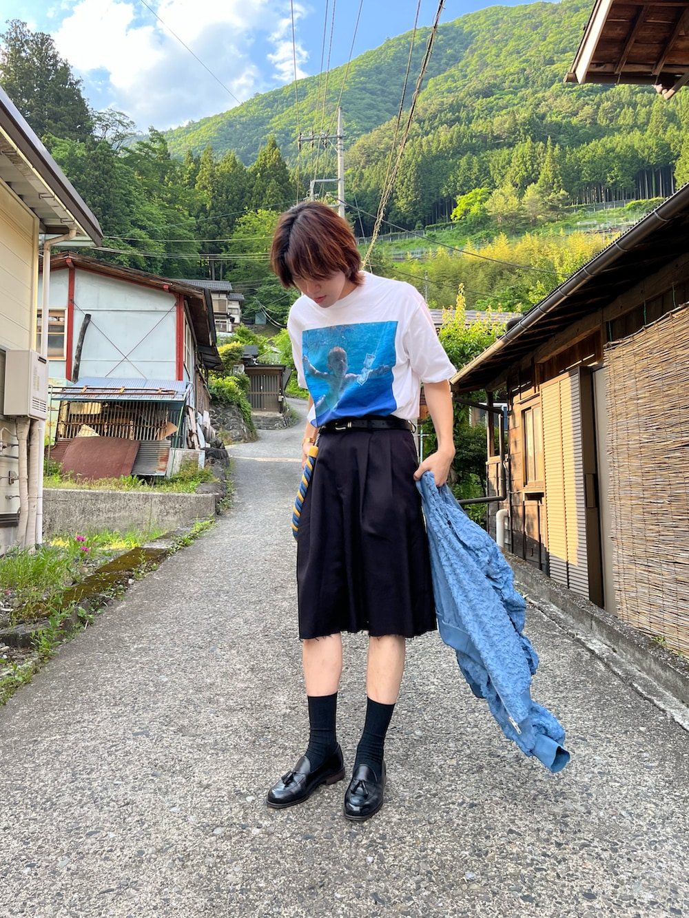 「夏コーデ、夏、休日コーデ、きれいめカジュアル、シンプル、レース、ブルゾン、Tシャツ、バンドT、ショートパンツ、ハーフパンツ、ローファー、黒、ブルー、お洒落さんとつながりたい」｜「B:MING by BEAMSのB:MING by BEAMS / タッセル ローファー（ローファー、ブラック系）」を使った、Mashさん（メンズ・180cm）の夏コーディネートの2枚目の写真