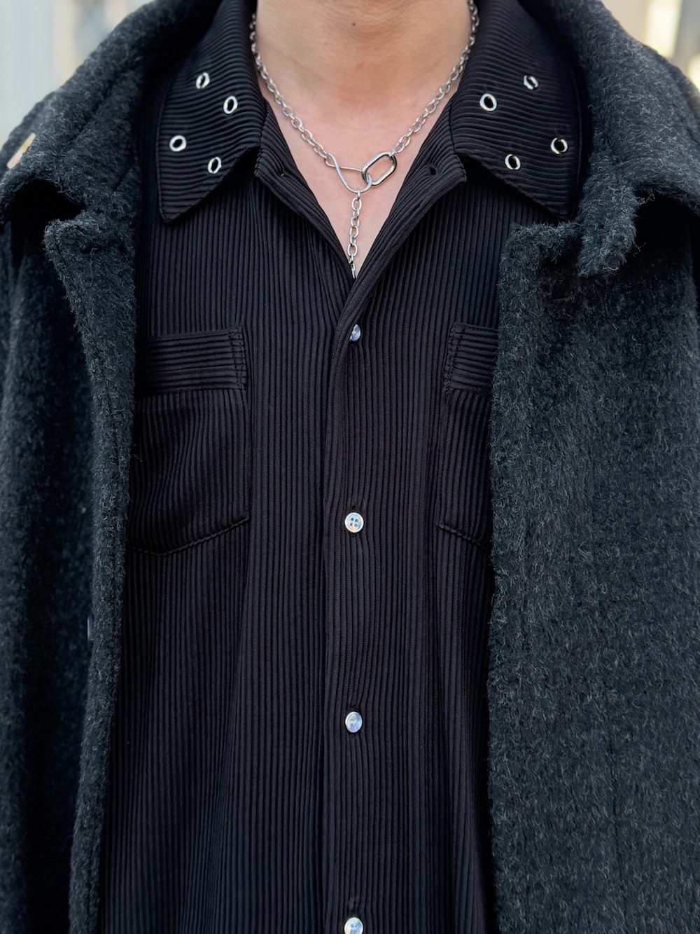 ブラック系のドレスシューズ、グレー系のスラックス、ブラック系のシャツ/ブラウスを着用したメンズの冬コーディネートの3枚目の写真