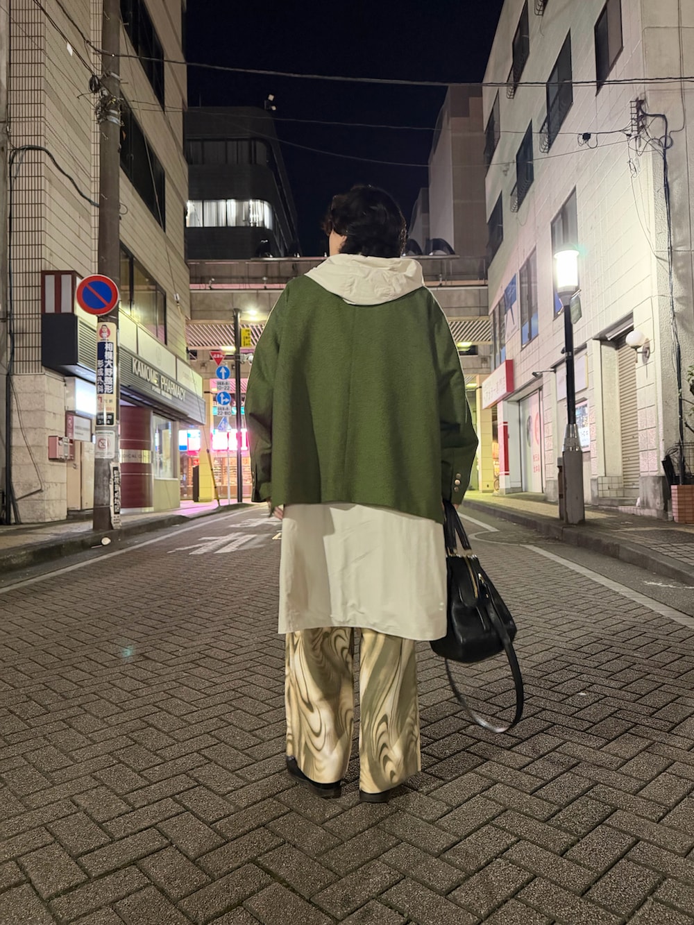 ベージュ系のTシャツ/カットソー、グリーン系のテーラードジャケット、グリーン系のスラックスを着用したメンズの春コーディネートの3枚目の写真