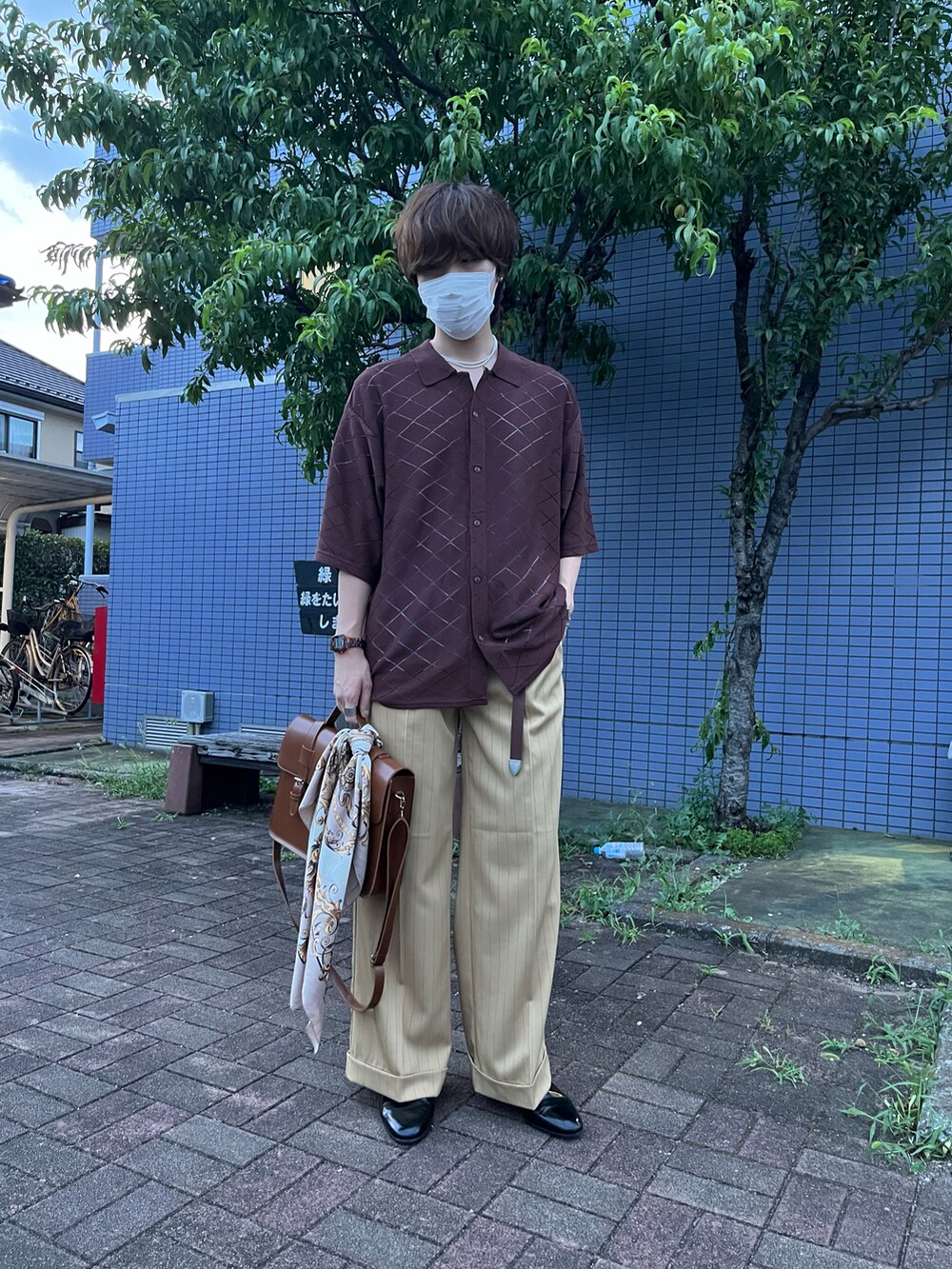 「夏コーデ、ビッグシルエット、革靴、半袖シャツ、ニットシャツ、アースカラー、ゆるコーデ、スカーフ、スラックス、soerte、おしゃれさんと繋がりたい、夏」｜「HARUTAのHARUTA ハルタ MS SPOCK SHOES メンズスポックシューズ 850 BLACK（ドレスシューズ、ブラック系）」を使った、Mashさん（メンズ・180cm）の夏コーディネートの2枚目の写真
