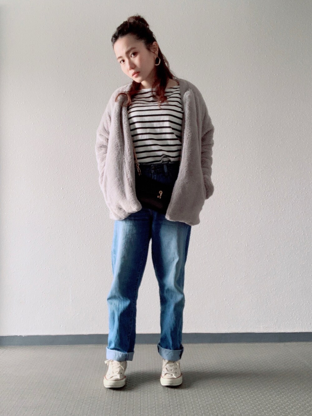 ブラック系のTシャツ/カットソー、グレー系のその他アウター、ブラック系のショルダーバッグを着用したレディースの冬コーディネートの2枚目の写真