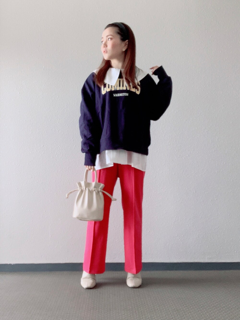 ブルー系のスウェット、グレー系のその他アウター、ホワイト系のショルダーバッグを着用したレディースの冬コーディネートの2枚目の写真